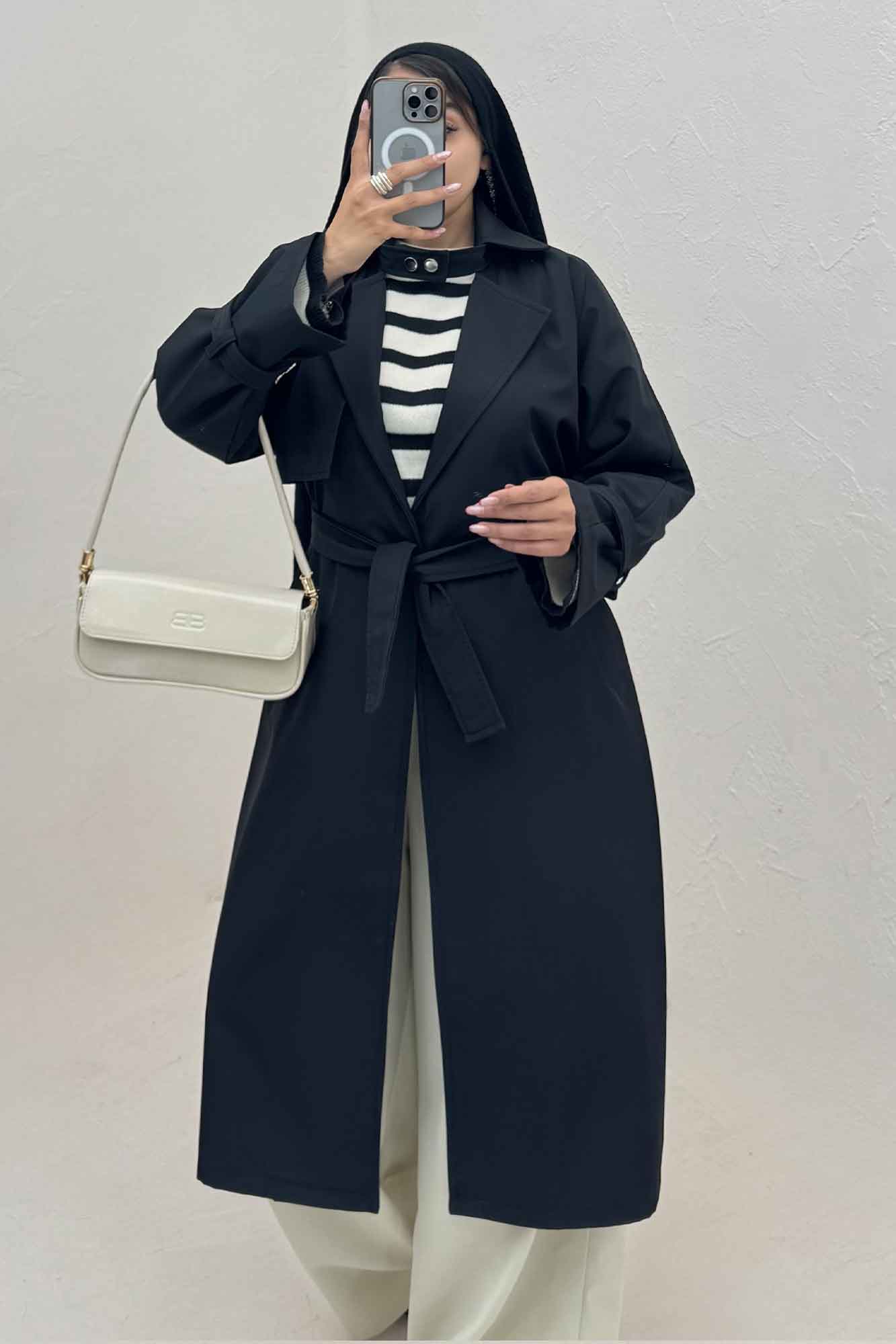 بارانی بلند یقه پاگن دار پشت بلدینگ 