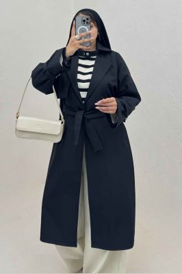 بارانی بلند یقه پاگن دار پشت بلدینگ 