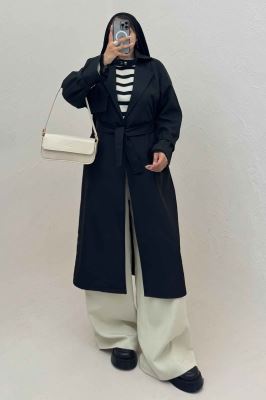 بارانی بلند یقه پاگن دار پشت بلدینگ 