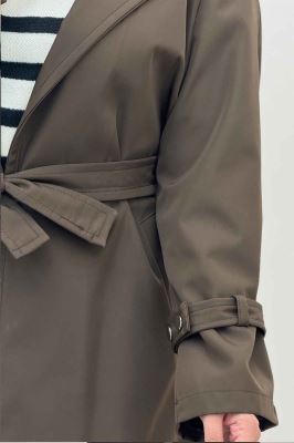 بارانی بلند یقه پاگن دار پشت بلدینگ 