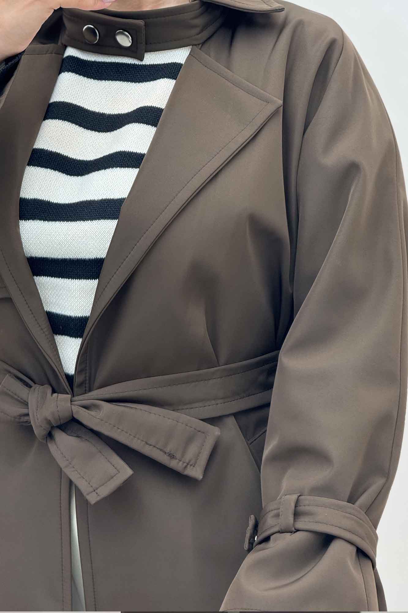 بارانی بلند یقه پاگن دار پشت بلدینگ 