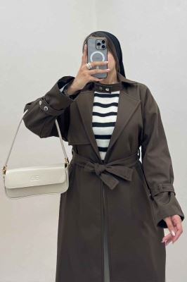 بارانی بلند یقه پاگن دار پشت بلدینگ 