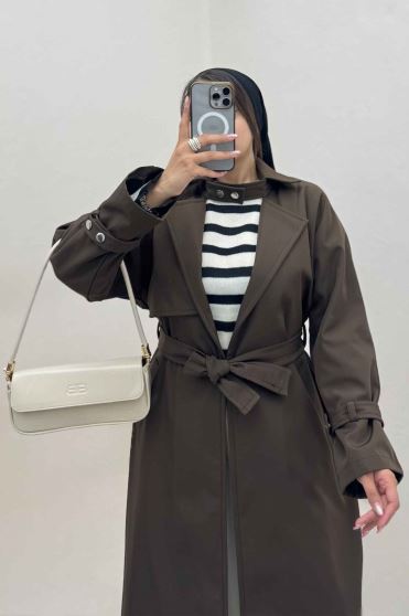 بارانی بلند یقه پاگن دار پشت بلدینگ 