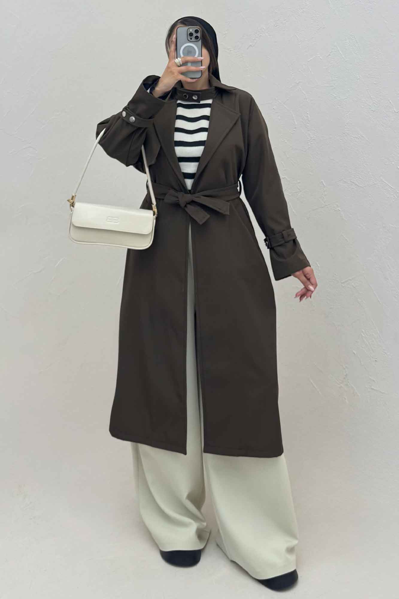 بارانی بلند یقه پاگن دار پشت بلدینگ 