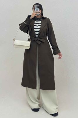 بارانی بلند یقه پاگن دار پشت بلدینگ 