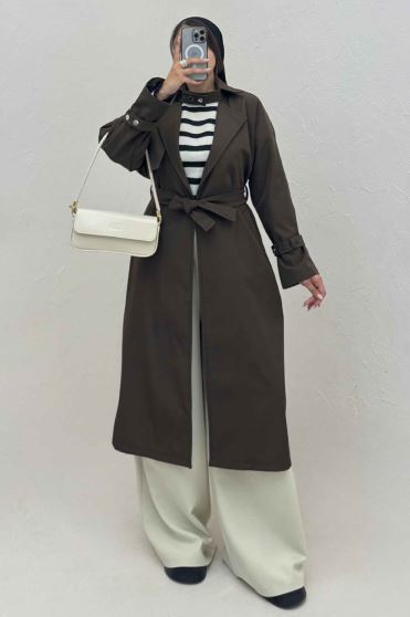 بارانی بلند یقه پاگن دار پشت بلدینگ 