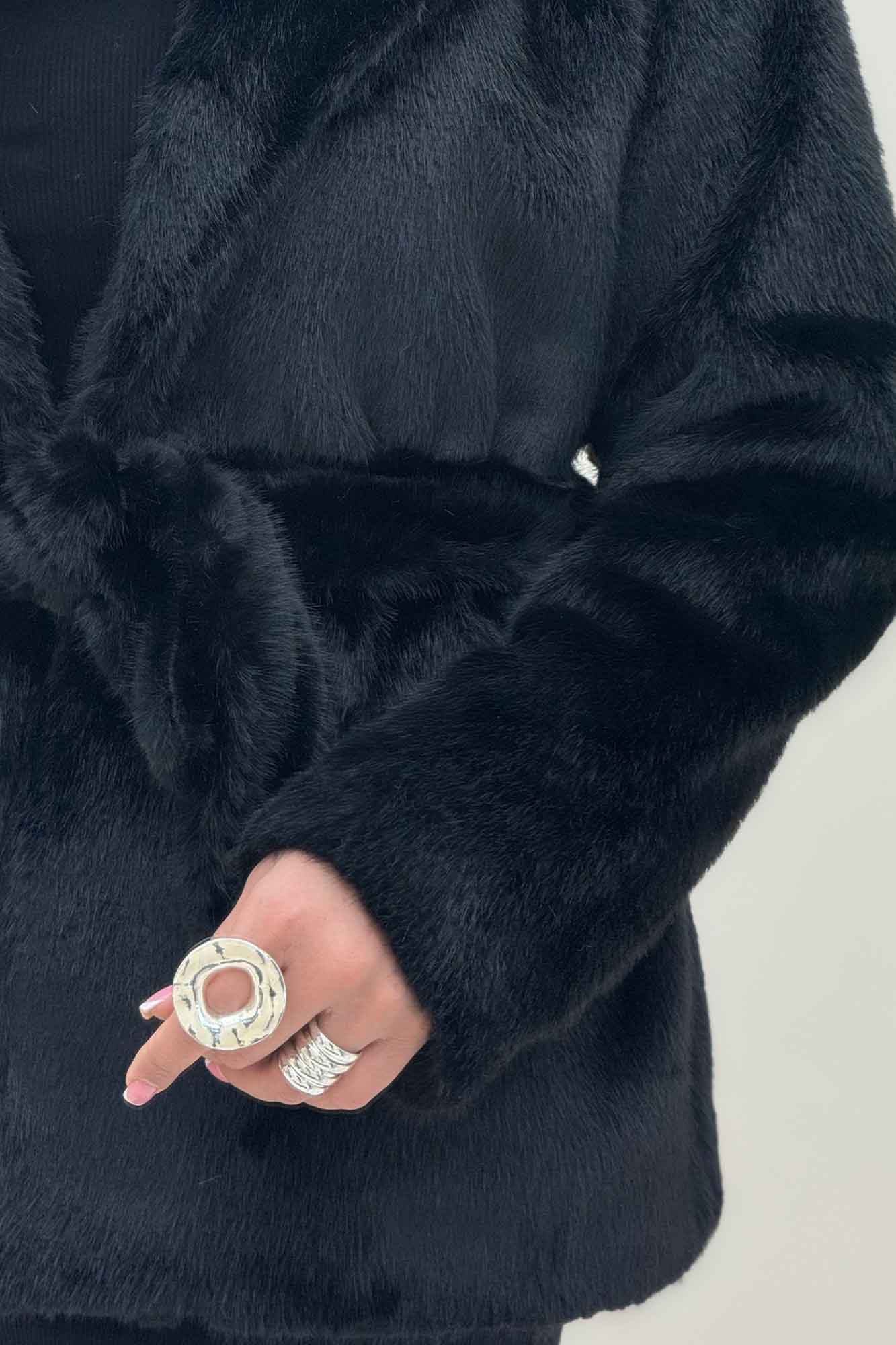 کت پوست آستردار کمربنددار